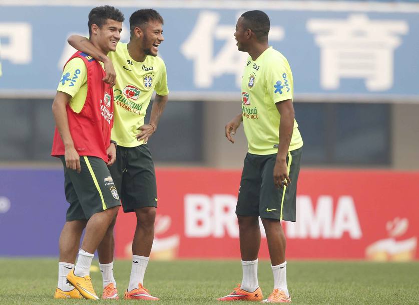 Risate tra Coutinho, Neymar e Robinho (foto Rafael Ribeiro/CBF)